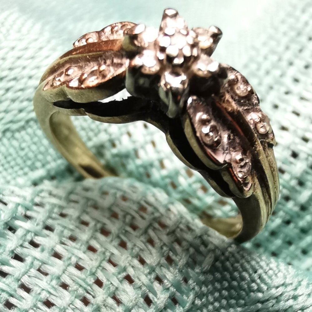1980s Heavy 3g 10K Yellow Gold Diamond Cluster Ring Size 4 Charm Diamond Centre